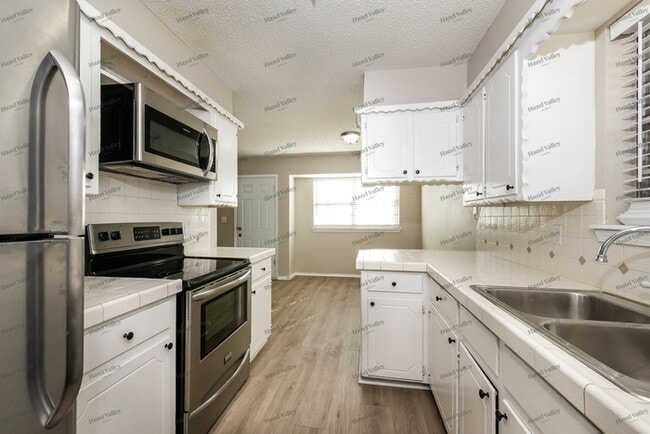 Building Photo - 616 Crosstimbers Dr