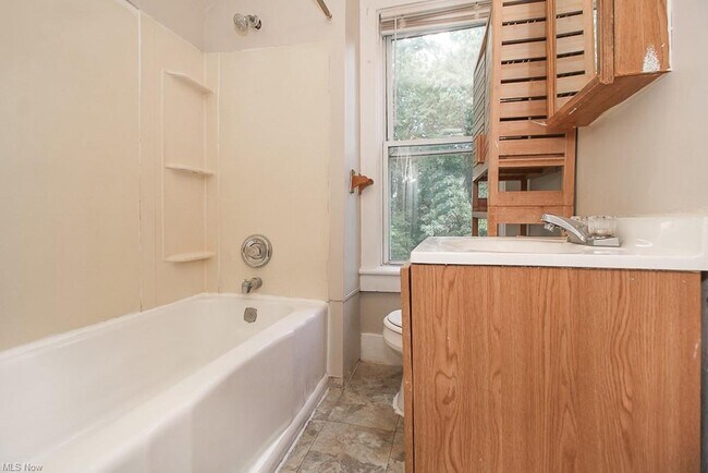 Building Photo - 653 Allyn St