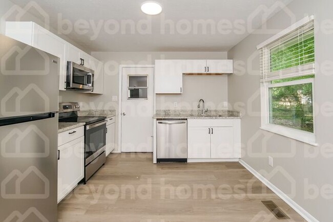 Building Photo - Beautifully renovated 3 bedroom / 2 full b...