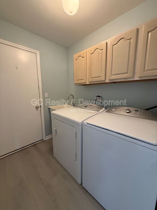 Building Photo - 468 Columbine Ln