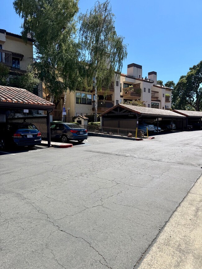 Building Photo - 1422 S Villa Way