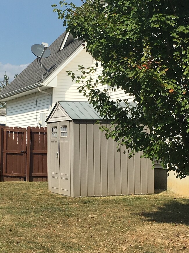 Building Photo - 320 Emmaus Cir