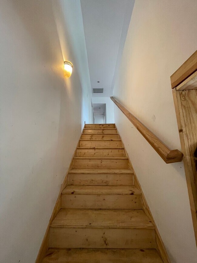 Building Photo - Big and Beautiful House with attached 1br ...
