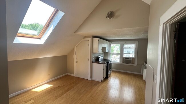 Building Photo - 40 Quaker South Ln