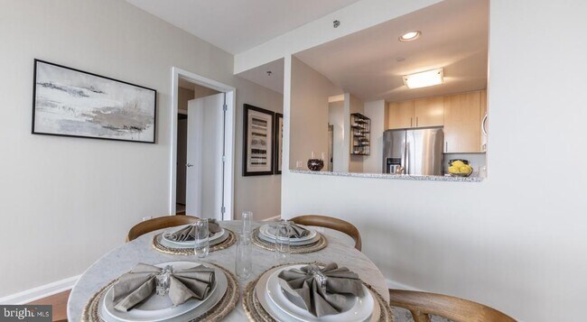 Building Photo - 207 W Washington Square