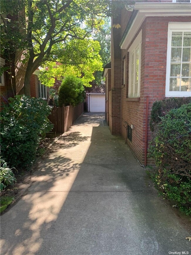 Building Photo - 70-20 Harrow St