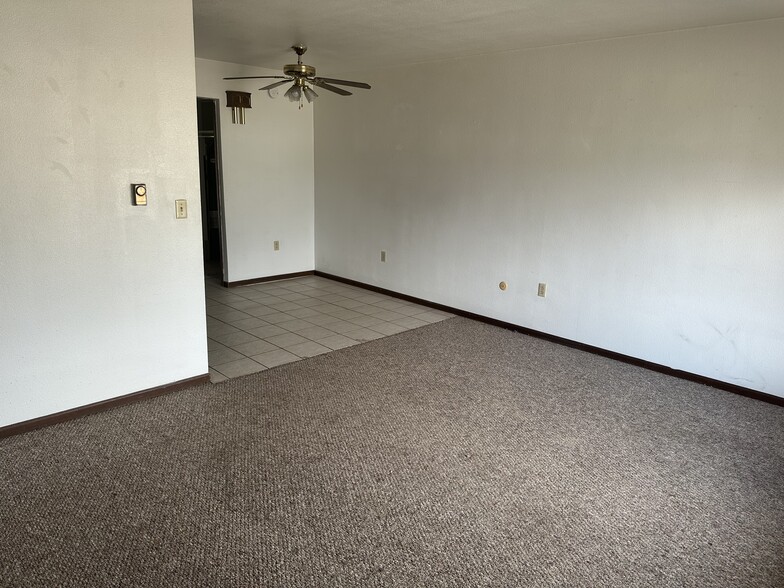 Building Photo - 1003 Lakeshore Dr