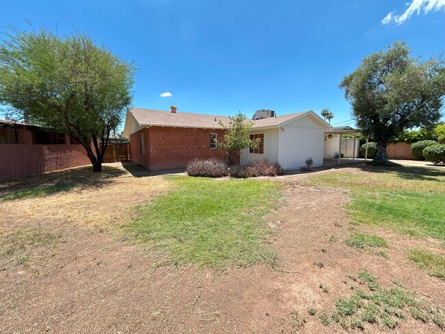 Building Photo - BEAUTIFUL RED BRICK HOME ON A LARGE CUL-DE...