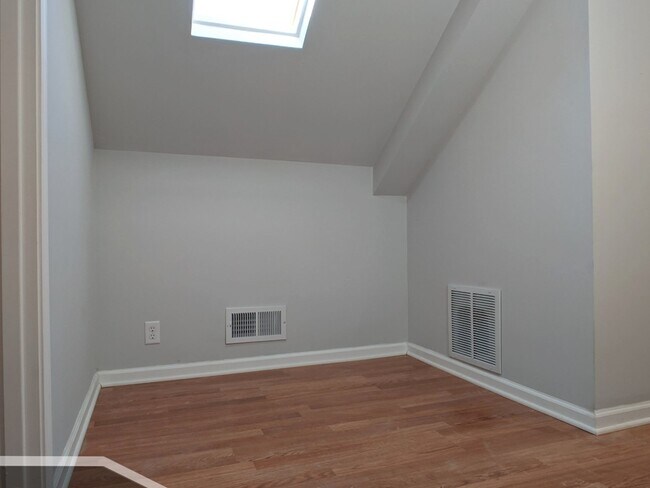 Building Photo - 1520 W Melrose St