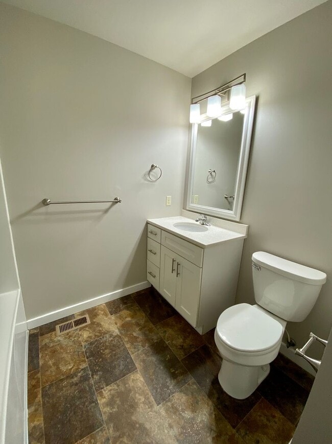 Building Photo - Spacious 4 bed 2 bath ranch home with two ...