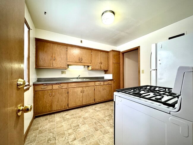 Building Photo - 608 N 90th St