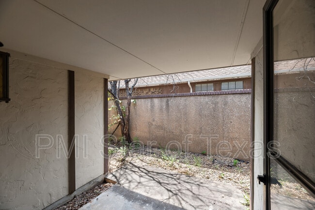 Building Photo - 2130 Teakwood Ln