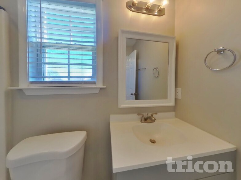 Building Photo - 1612 Robert Rd