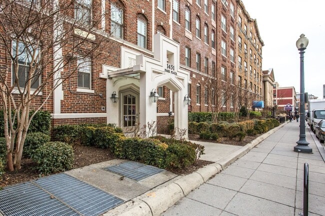 Building Photo - Bright Two-Bedroom in Columbia Heights | Pet frienldy!