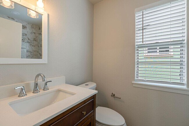 Building Photo - 1204 Spearson Ln
