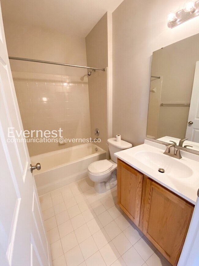 Building Photo - 3 Bed/3 Bath Townhome with Garage / Pet-Friendly / Available Soon!