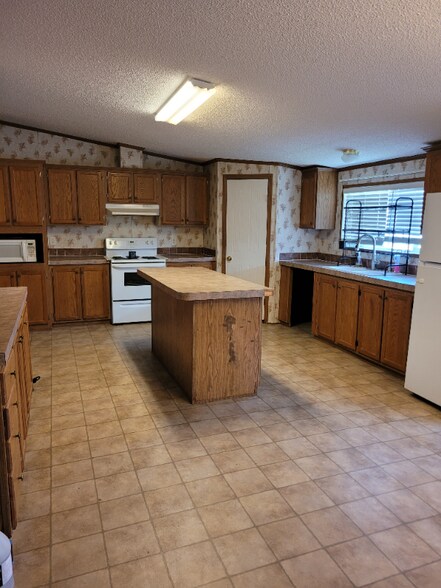 Building Photo - 135 Tesa Dr