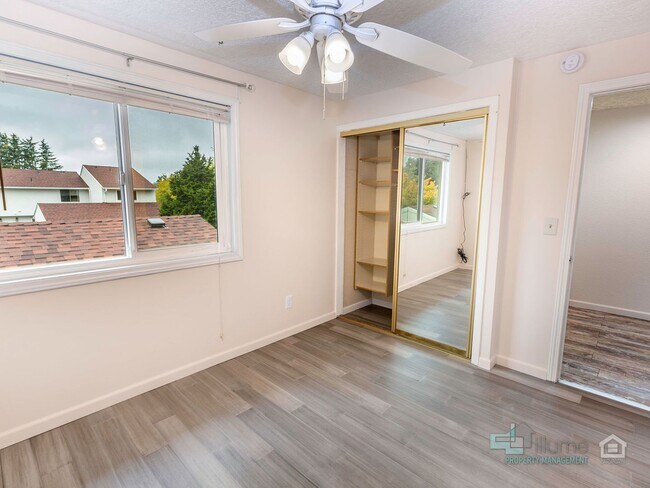 Building Photo - Inviting 2-Bedroom, 2.5 Bathroom Home in G...