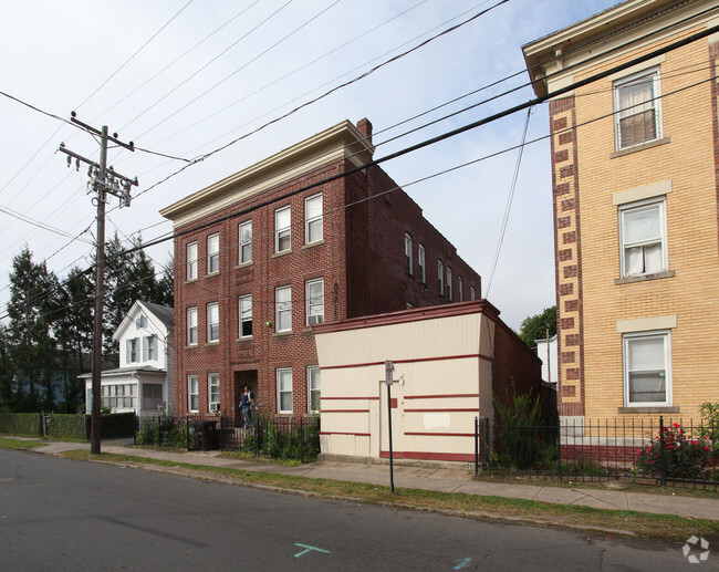 Building Photo - 66-68 Oak St