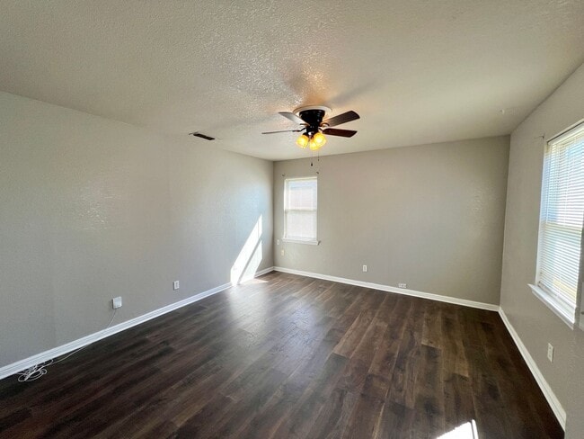 Building Photo - FOR LEASE! 3 Bedrooms, 1.5 Baths, 1 Car Garage with a HUGE Backyard