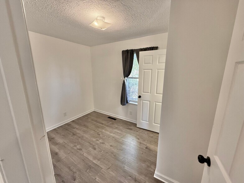 Building Photo - 597 Bluebird Dr