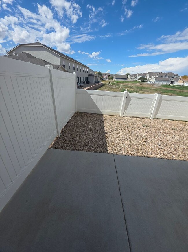 Building Photo - 3 Bed 2.5 Bath PRIME location Townhome!!