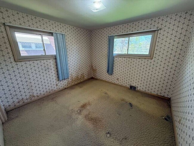 Building Photo - 3 BED 1.5 BATH SINGLE FAMILY HOME