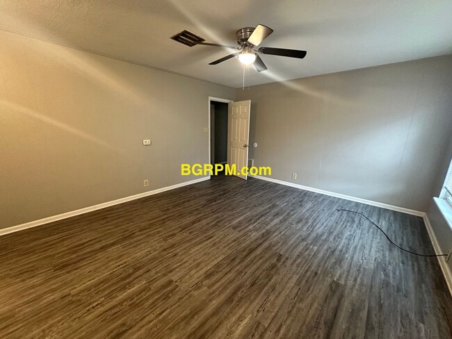 Building Photo - 3 BD, 1 1/2 BA, Home in Jacksonville