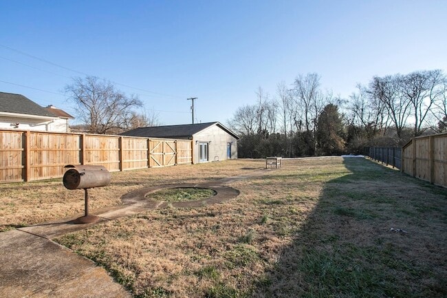 Building Photo - 1111 Westchester Dr