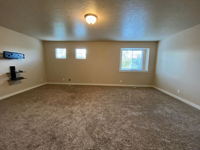 Building Photo - Lovely 4 Bedroom (+ Large bonus room) in B...