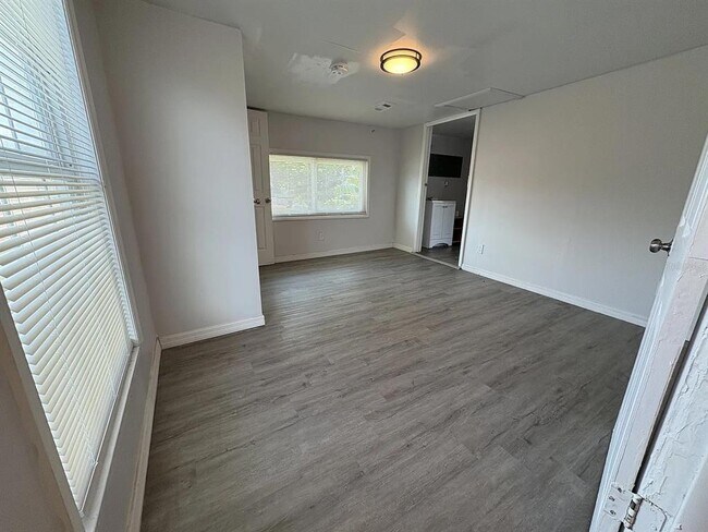 Building Photo - 227 Marveline Dr