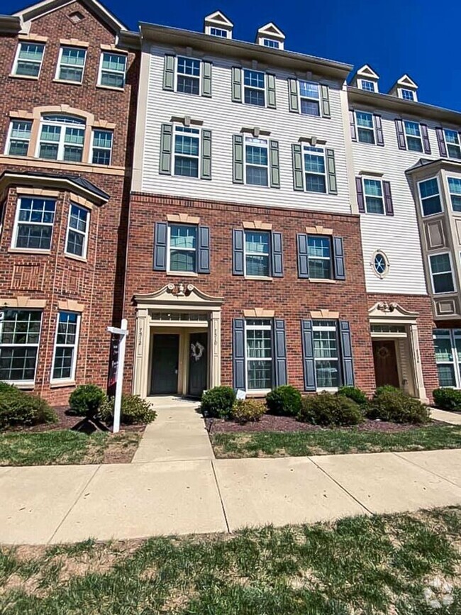 Building Photo - Gorgeous 2-Level 3 Bed 2.5 Bath Condo-Styl...