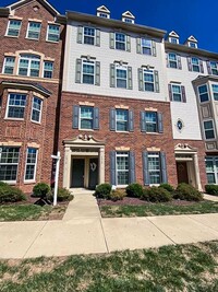 Building Photo - Gorgeous 2-Level 3 Bed 2.5 Bath Condo-Styl...