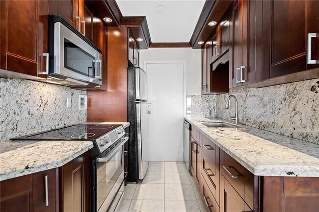 Building Photo - 900 NE 18th Ave