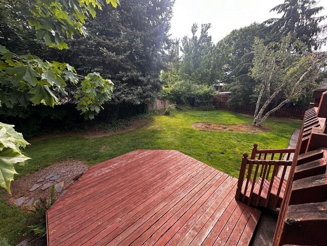 Building Photo - *COMING SOON* 3 Bedroom 2.5 bath Split level house