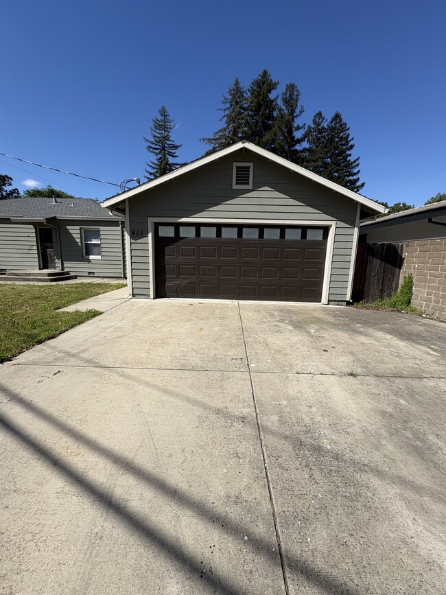 Building Photo - 401 Ainsley Ave