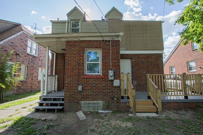 Building Photo - 3 bedroom renovated colonial