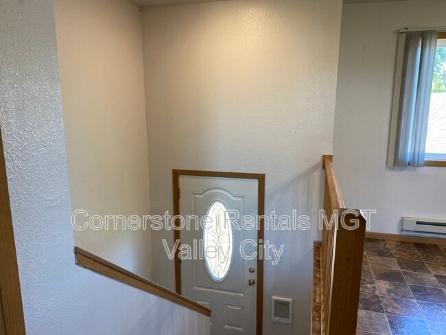 Building Photo - 912 9th Ave SE