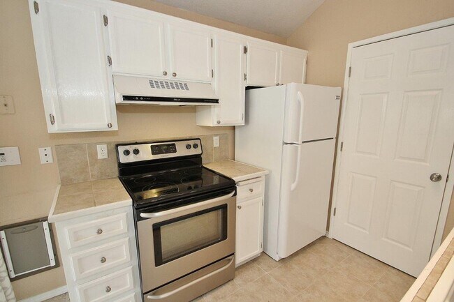 Building Photo - Clean & Move-In Ready Single-Level Home