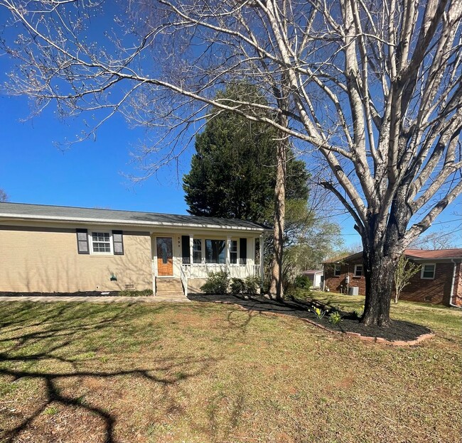 Building Photo - 3 Bedroom 2 Bath Home in Greer  Near Lake ...