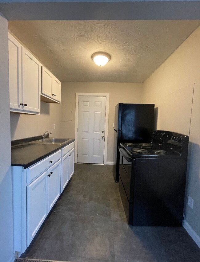 Building Photo - Studio Cottage For Rent ON W Erie - Huge Y...