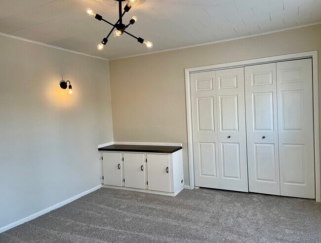 Large 13.5’ x 12.5’ bedroom - 432 Webster St