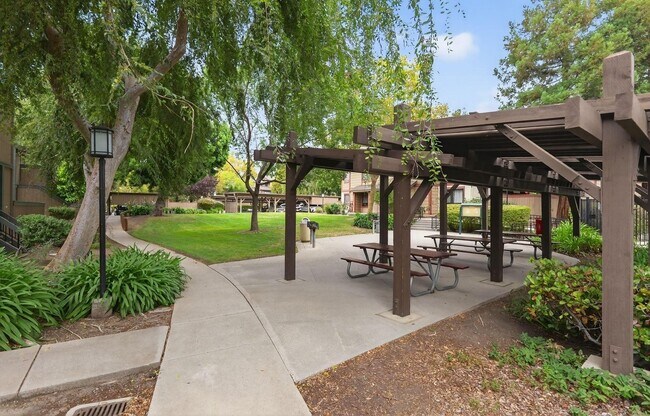 Building Photo - APARTMENT