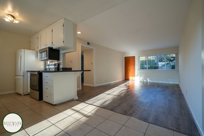 Building Photo - Spacious 2 Bed 1 Bath Condo W/ Private Bac...