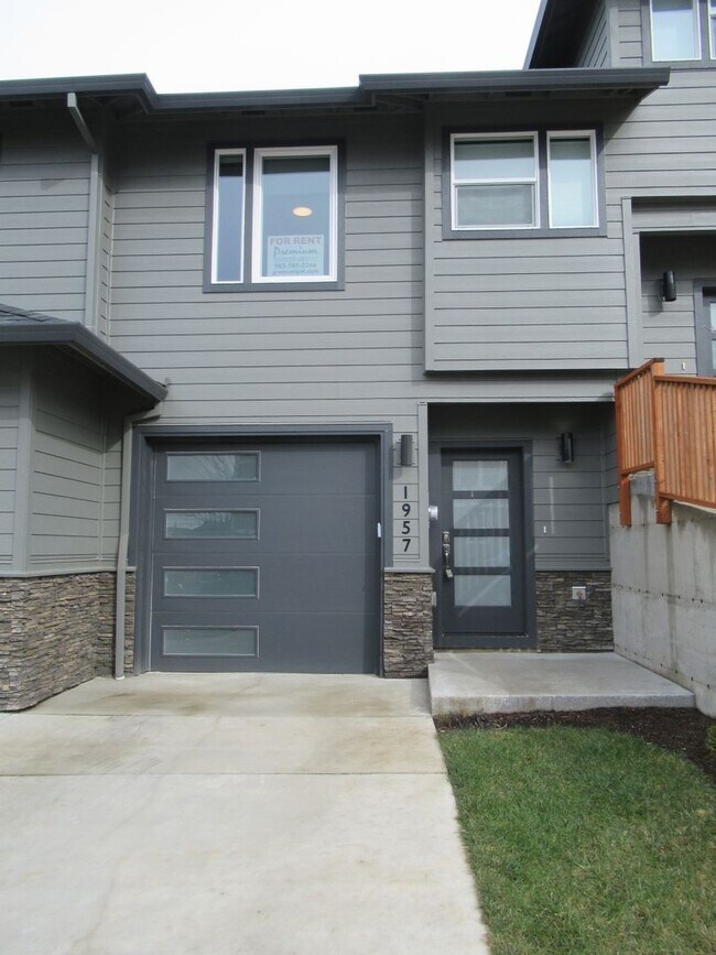 Building Photo - Two Bedroom Townhouse in South Salem