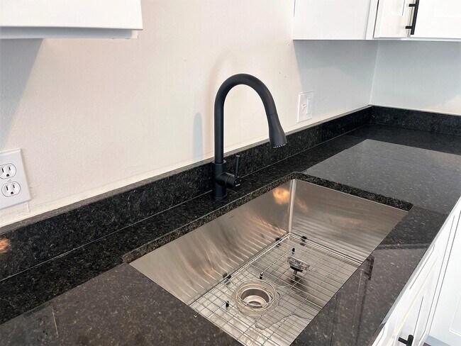 Building Photo - 104 Weber St