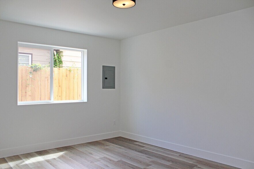 Building Photo - 4563-4563 N Borthwick Ave