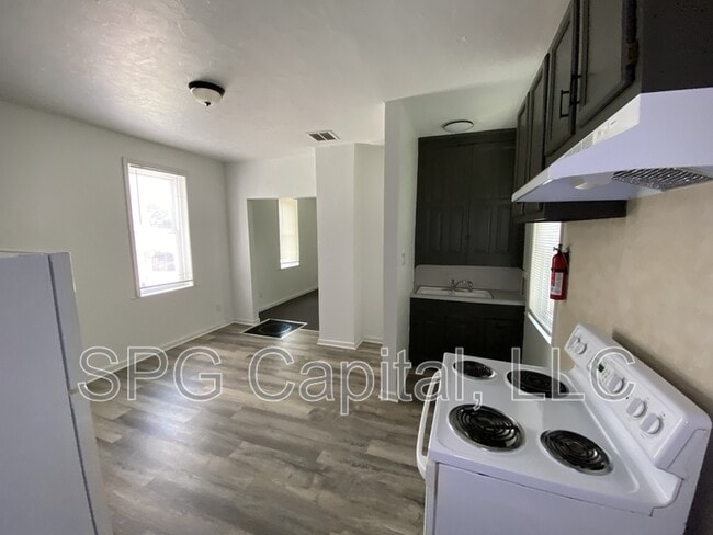 Building Photo - 124 Cedar St