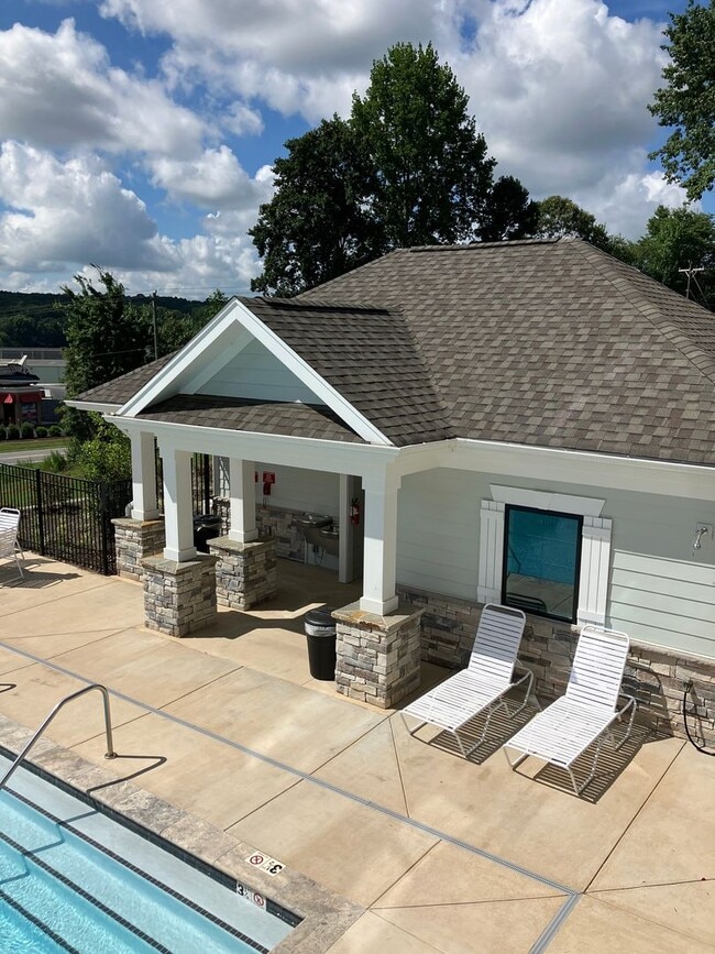 Building Photo - Lakefront living in Sherril's Ford