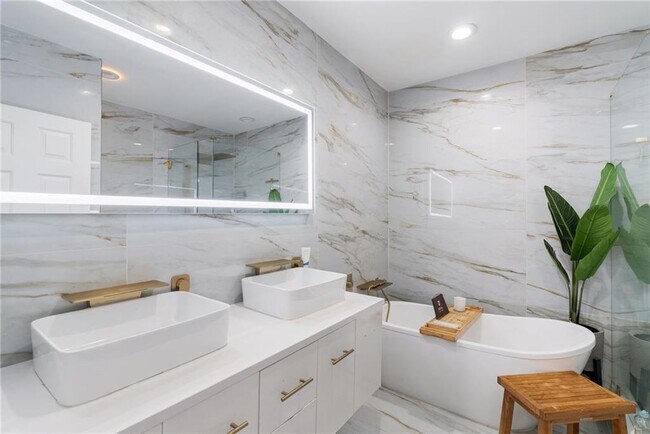 Building Photo - 4200 Roswell Rd NE